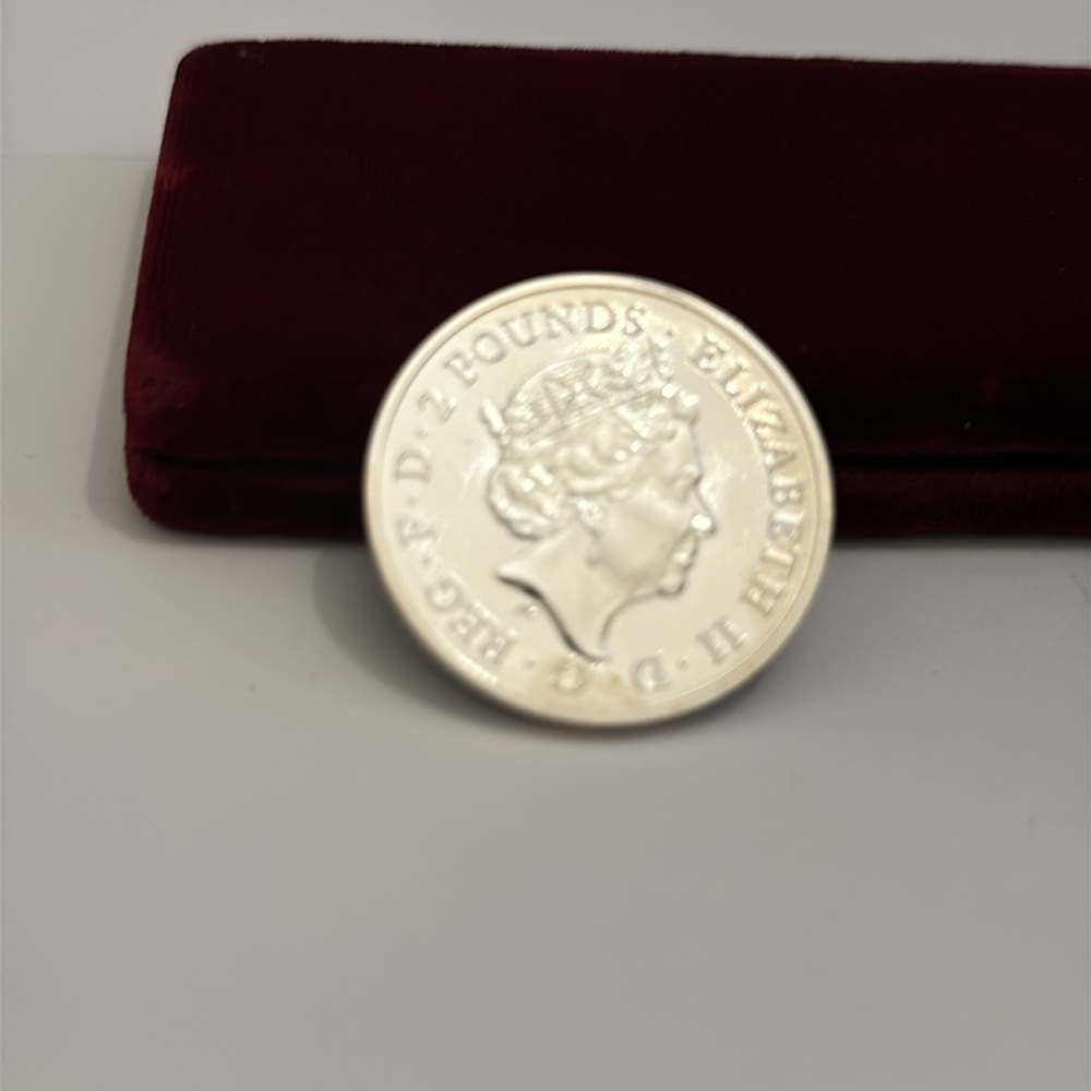 Silver Coin 1 Ounce 999 Fine Silver King Arthur Coin 2023 the Queen Elizabeth - Picture 4 of 8